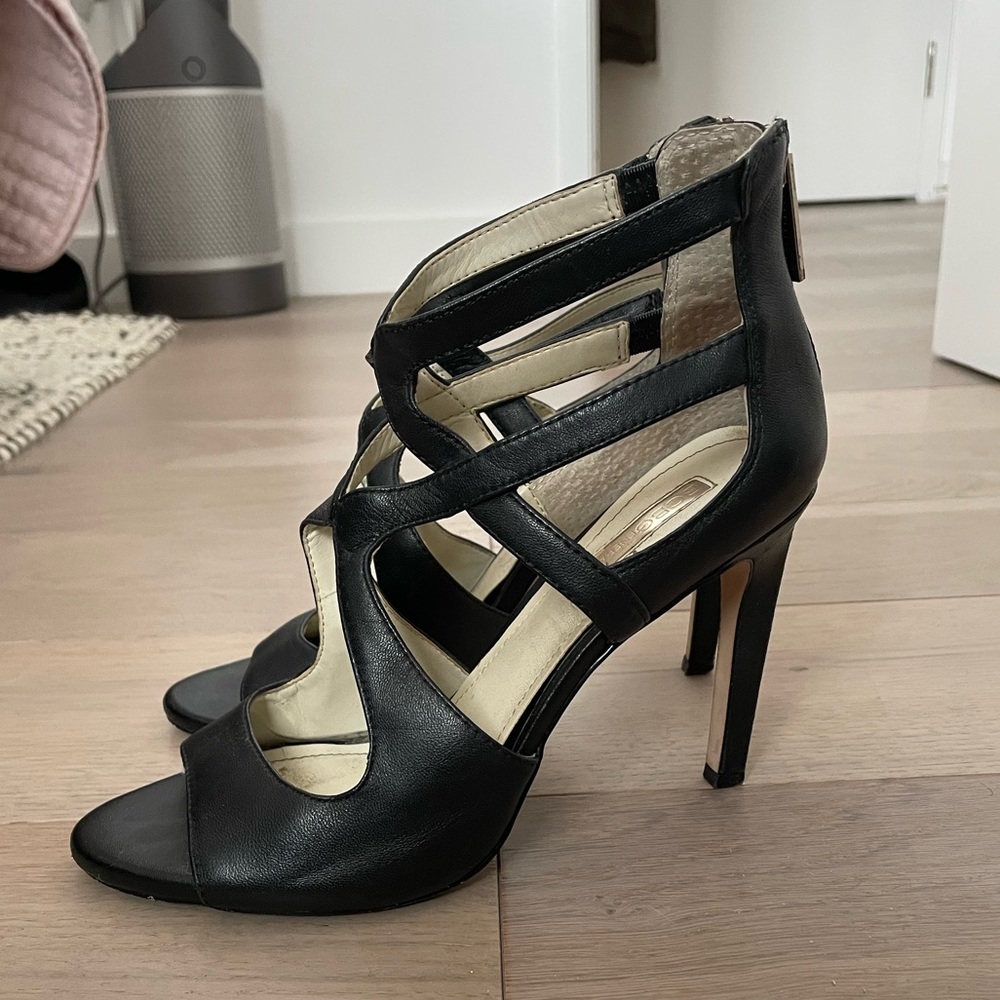 BCBG Sz 6 Black Strappy Sandals